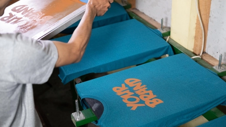 Impresión DTG frente a serigrafía: Selección del método ideal para la impresión de prendas de vestir 3 Serigrafía 2