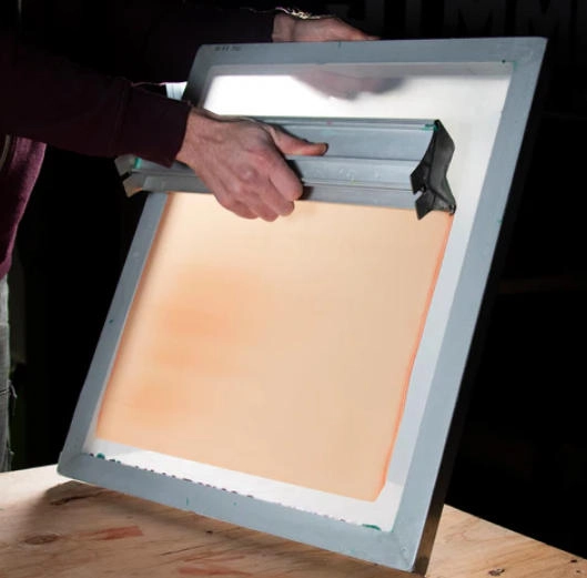 Utilice emulsión para serigrafía.